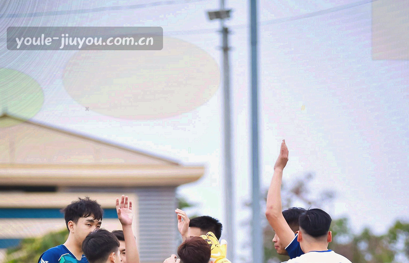 贺兰山轮廓下的城市天际线与远处球场灯光